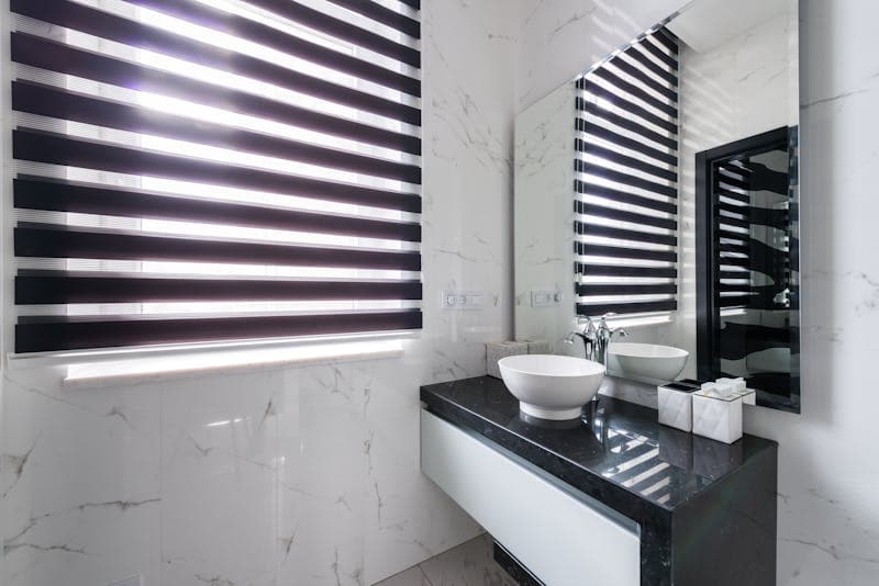 Mermer duvarlı banyo